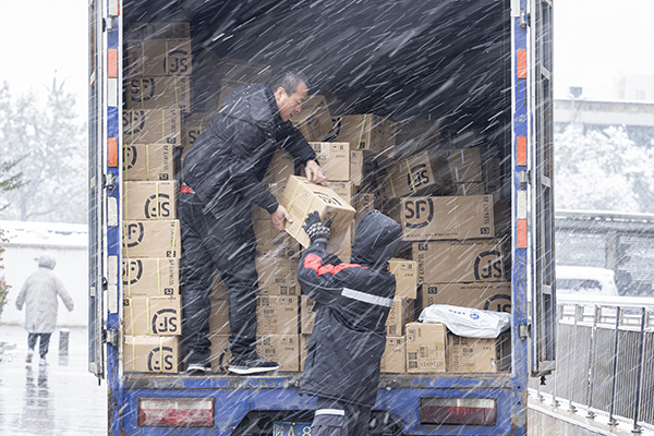 《风雪中》 张卫华  摄  2020年11月23日拍摄于西安市未央区凤城四路，快递员在风雪中卸货。.jpg