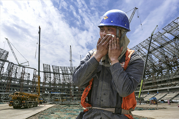 《劳动创造美好生活》韩荣智  摄  西安奥体中心建设的农民工。.jpg