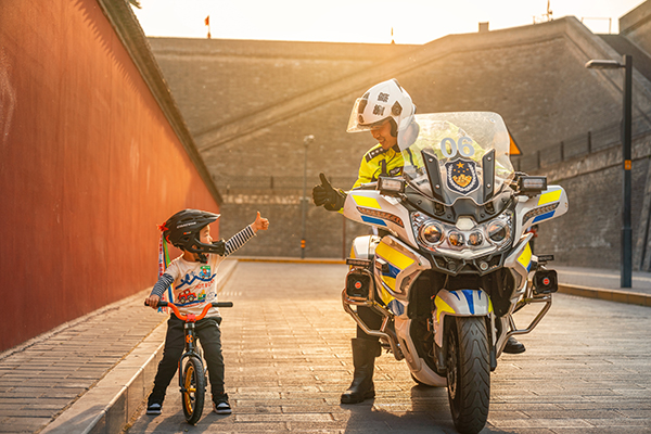 《&ldquo;骑&rdquo;逢对手》孙崇明  摄.jpg