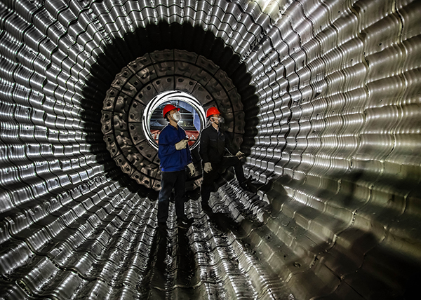 《检修》 张百忍  摄.jpg