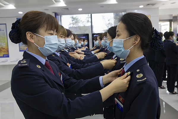 《上岗之前》张春满  摄.jpg