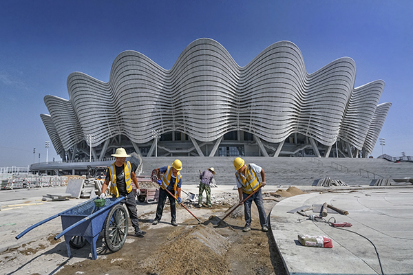 《奥体中心建设者》韩天石  摄.jpg
