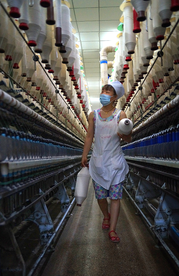 《纺织女工》贾吉平  摄.JPG