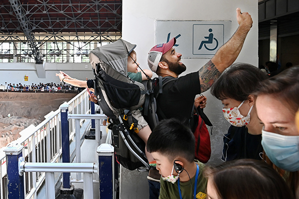 《老外一家看秦俑》 张天柱  摄.jpg