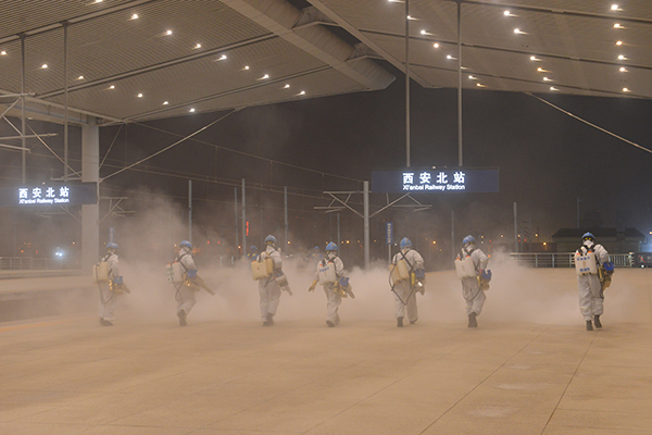 《全面消杀 》 王云芳  摄.JPG