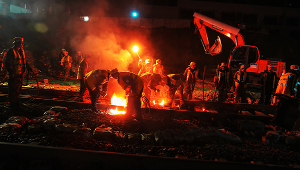 《确保春运》  周清云  摄.jpg