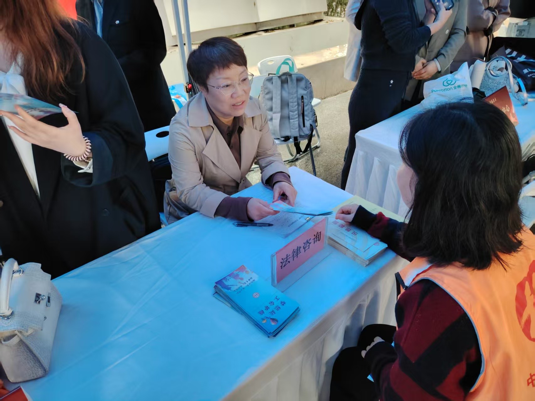 温情普法进基层 法律援助暖人心